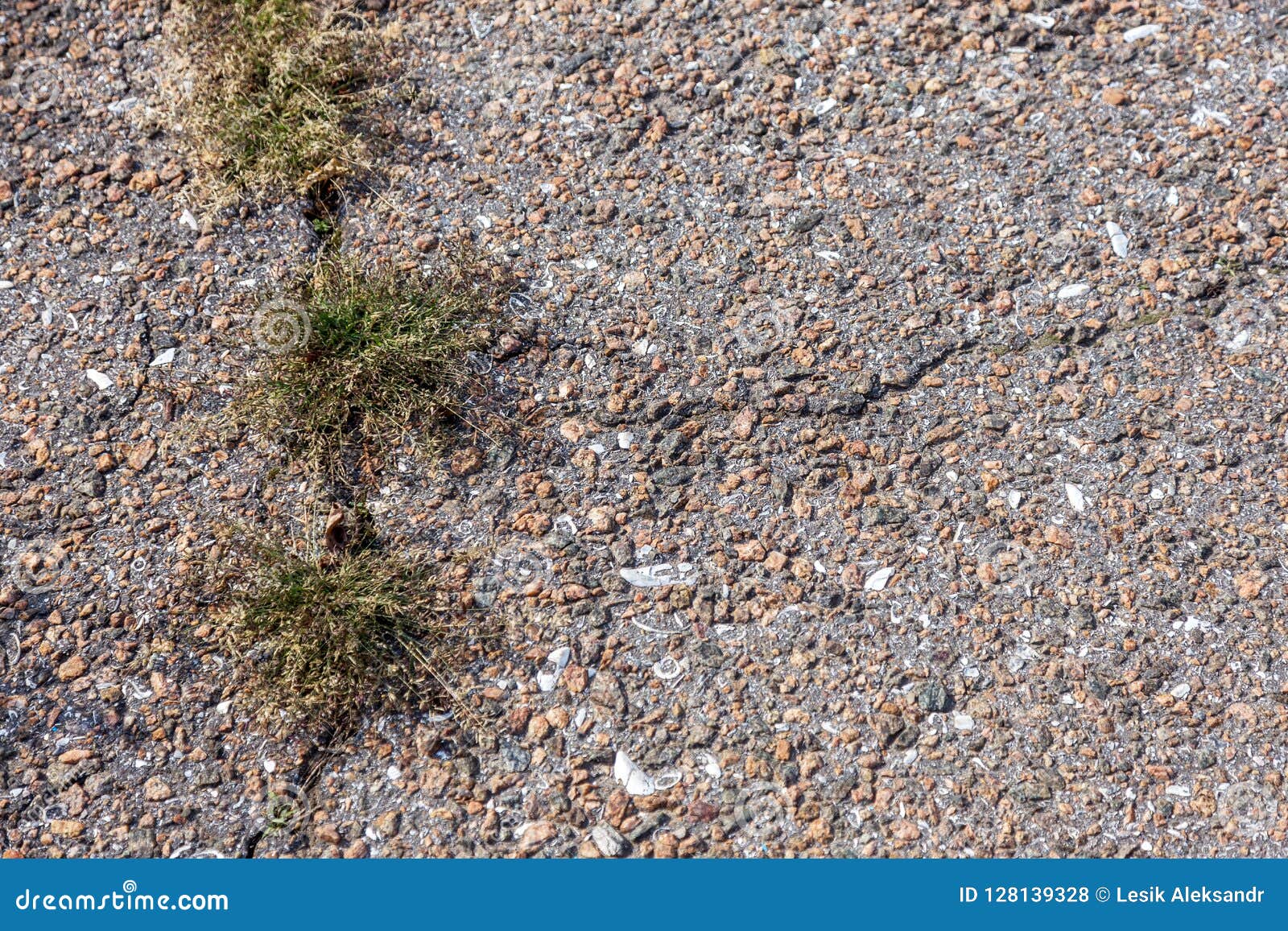 Strada nociva, spada incrinata dell'asfalto con le buche e punti, Ucraina Strada asfaltata molto cattiva con i grandi fori Tecnol. Strada nociva, spada incrinata dell'asfalto con le buche e punti Strada asfaltata molto cattiva con i grandi fori Strade terribili della costruzione di tecnologia Numerosi guasti pericolosi strada difettosa In costruzione