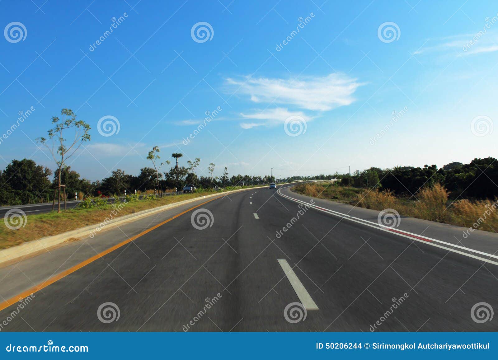 Strada principale e cielo blu in chiangmai