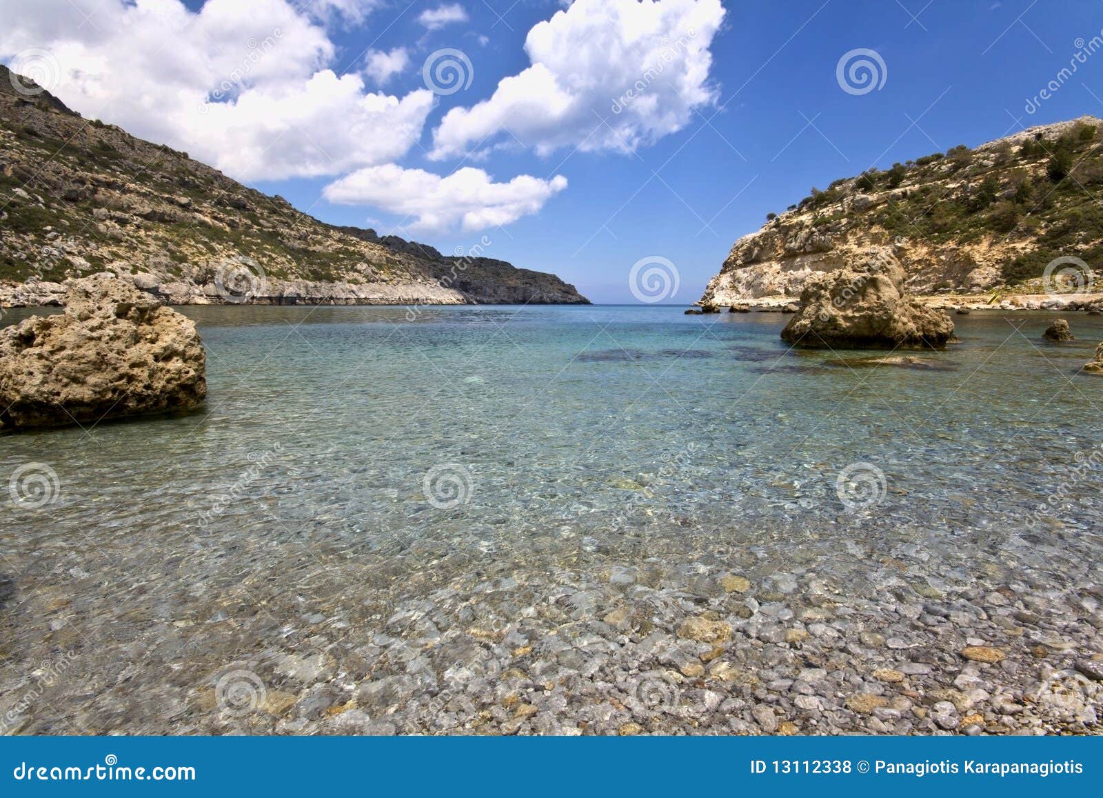 Strand bij het eiland van Rhodos, Griekenland (het strand van Anthony Quinn)