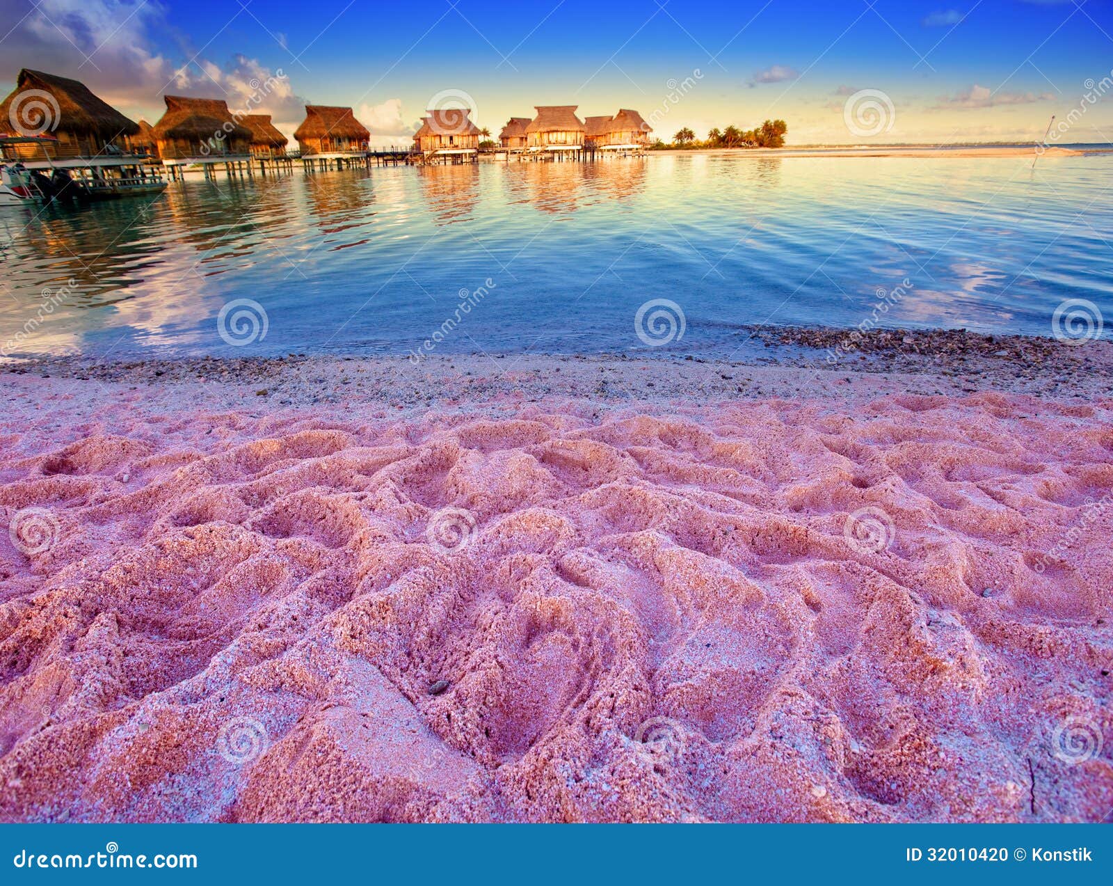 Nieuwe betekenis Onderdompeling Gehoorzaamheid Strand Met Roze Zand En Loges Op Water Stock Foto - Image of overzees,  huis: 32010420