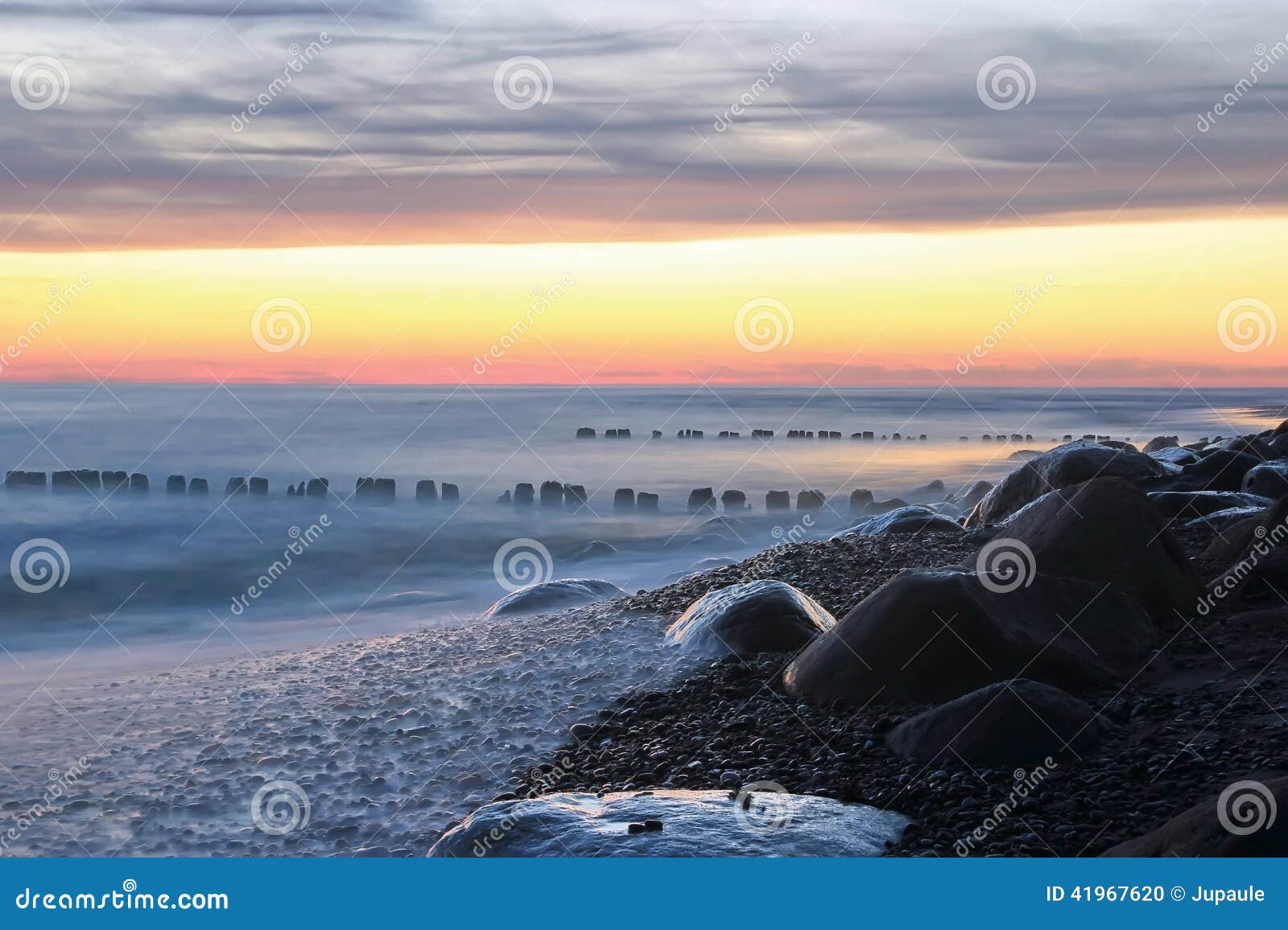 Sonnenuntergang auf dem Strand nahe Pape in Lettland