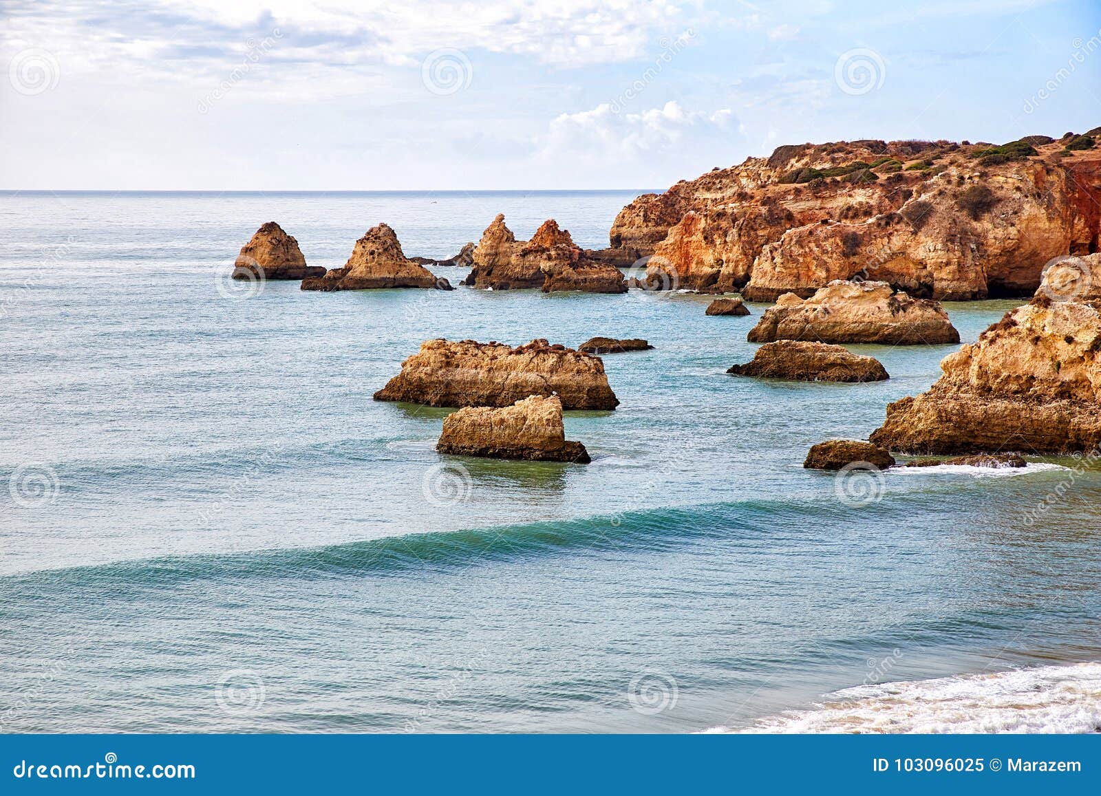 Strand van Algarve stock afbeelding. Image of golf, overzees - 103096025