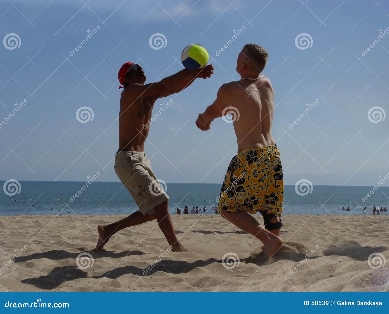 Strand-Volleyball. 2 Männer, die Volleyball auf dem Strand spielen