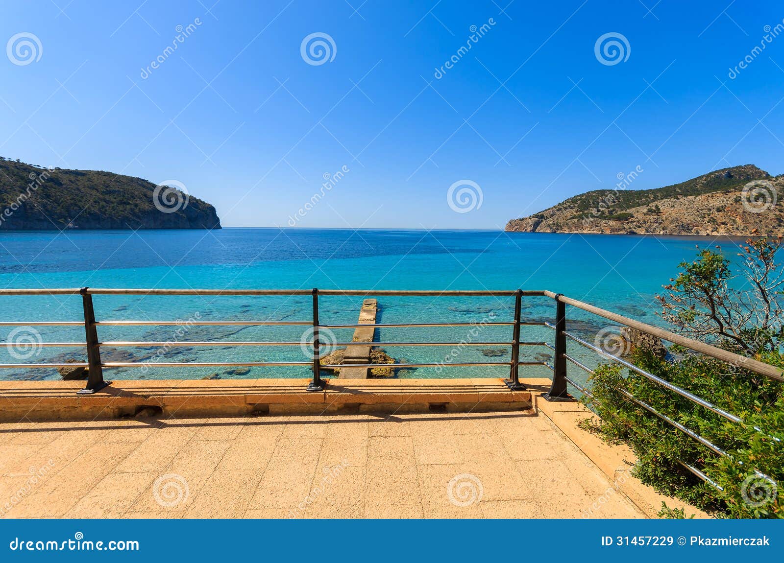 Strandansicht-Ferienwohnungsterrasse Stockbild - Bild von nave, meer