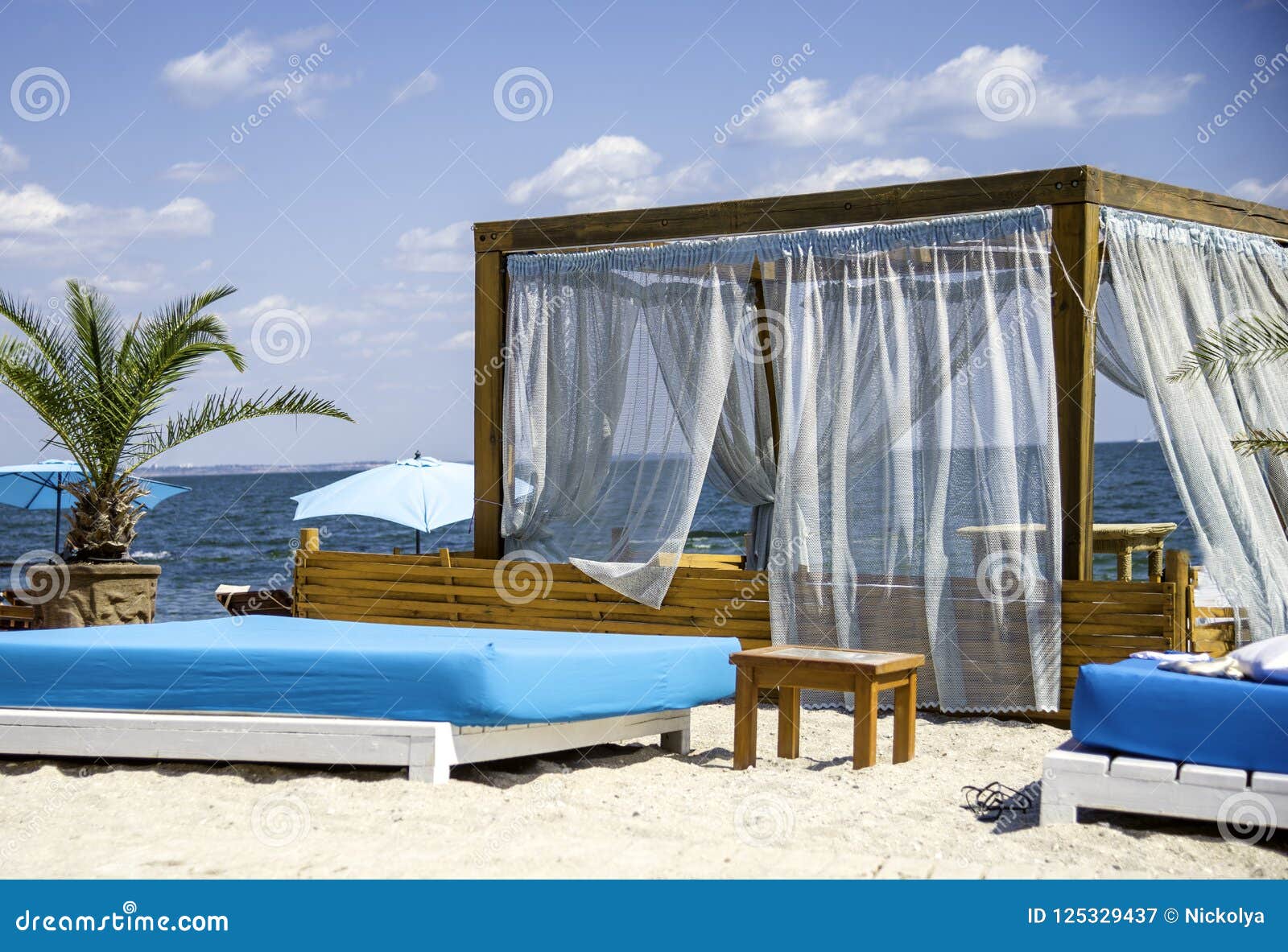 balkon Brandewijn tong Strandbed En Sunloungers in Een Strand Stock Afbeelding - Image of  eilanden, luxe: 125329437