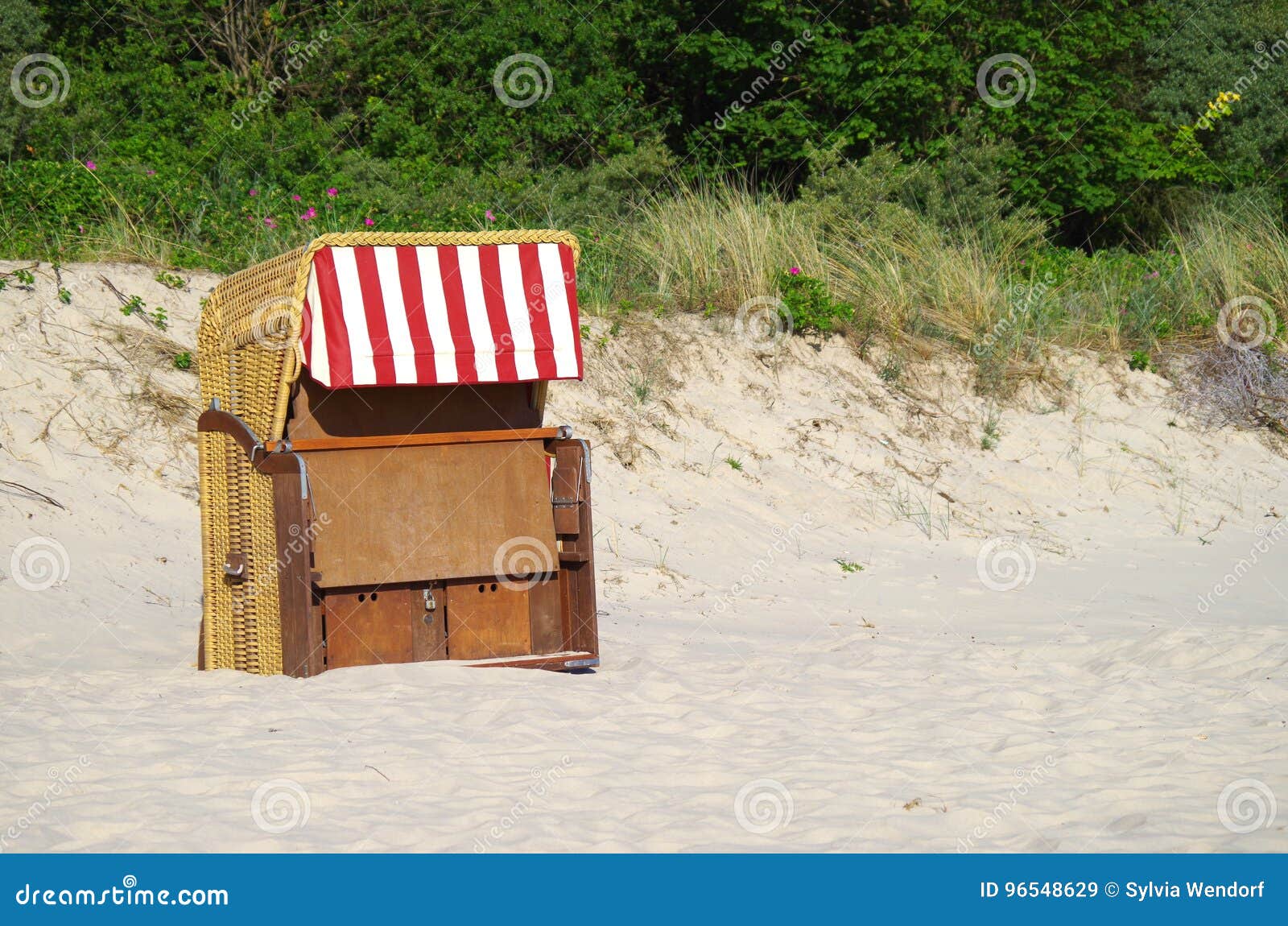 Strandkorb in der Ostsee stockbild. Bild von meer, anziehung 96548629