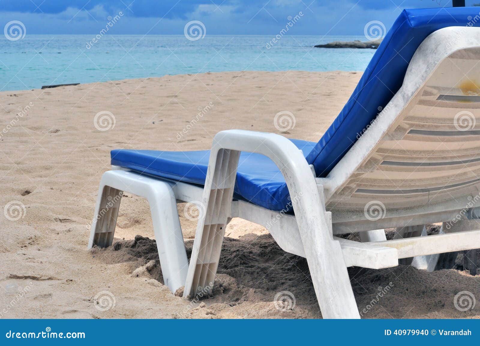 Regeneratief ga sightseeing Naar Strandligstoelen Voor Strand Stock Foto - Image of hemel, voorkant: 40979940