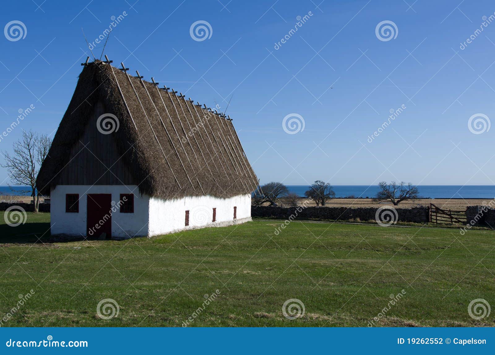 Straw roofed cottage house stock photo. Image of outdoor 19262552