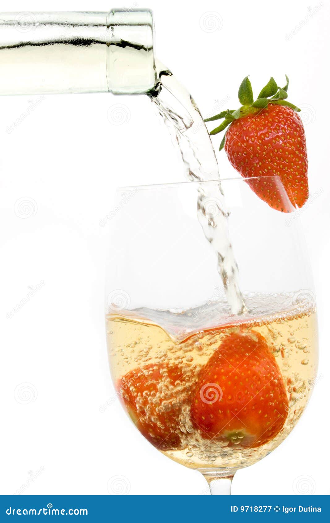 Strawberries in white wine stock image. Image of drink 9718277
