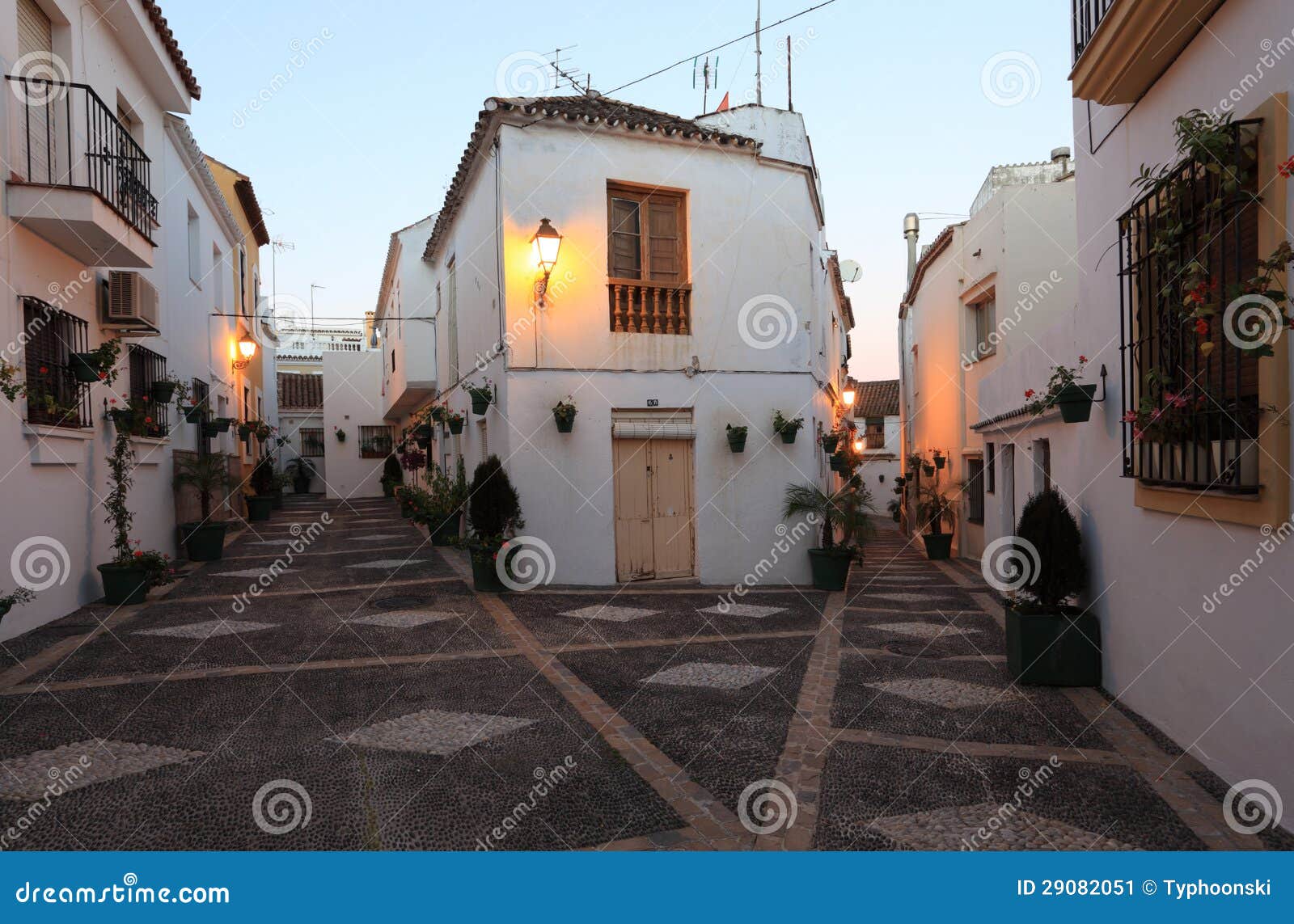 Straße in der spanischen Stadt an der Dämmerung. Straße in der spanischen Stadt Estepona an der Dämmerung, Andalusien, Spanien