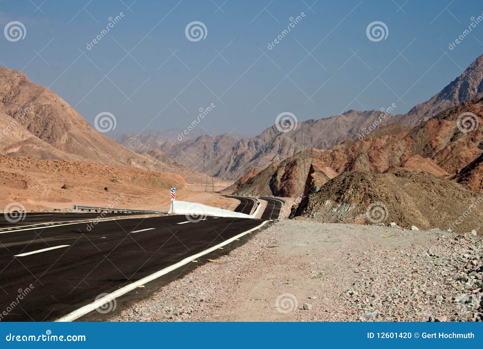 Straße zu Sinai. Straße in den Sinai-Wüstenbergen
