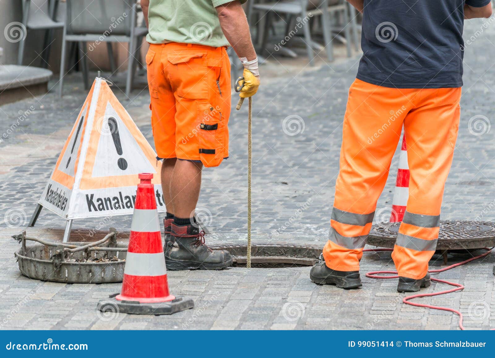 Straßenarbeiten über Abwasserkanalkanal mit warnen unterzeichnen herein deutsche Wörter für Kanalarbeiten