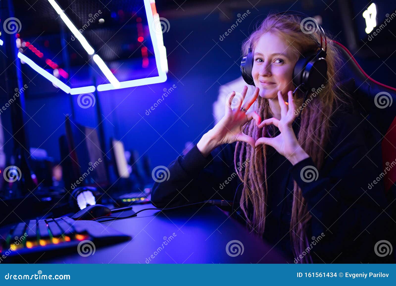 Streamer Linda Garota Mostra Sinal De Coração Com Mãos Jogadores  Profissionais Jogando Online Games Computador, Cor Neon Foto de Stock -  Imagem de planta, mostra: 161561434