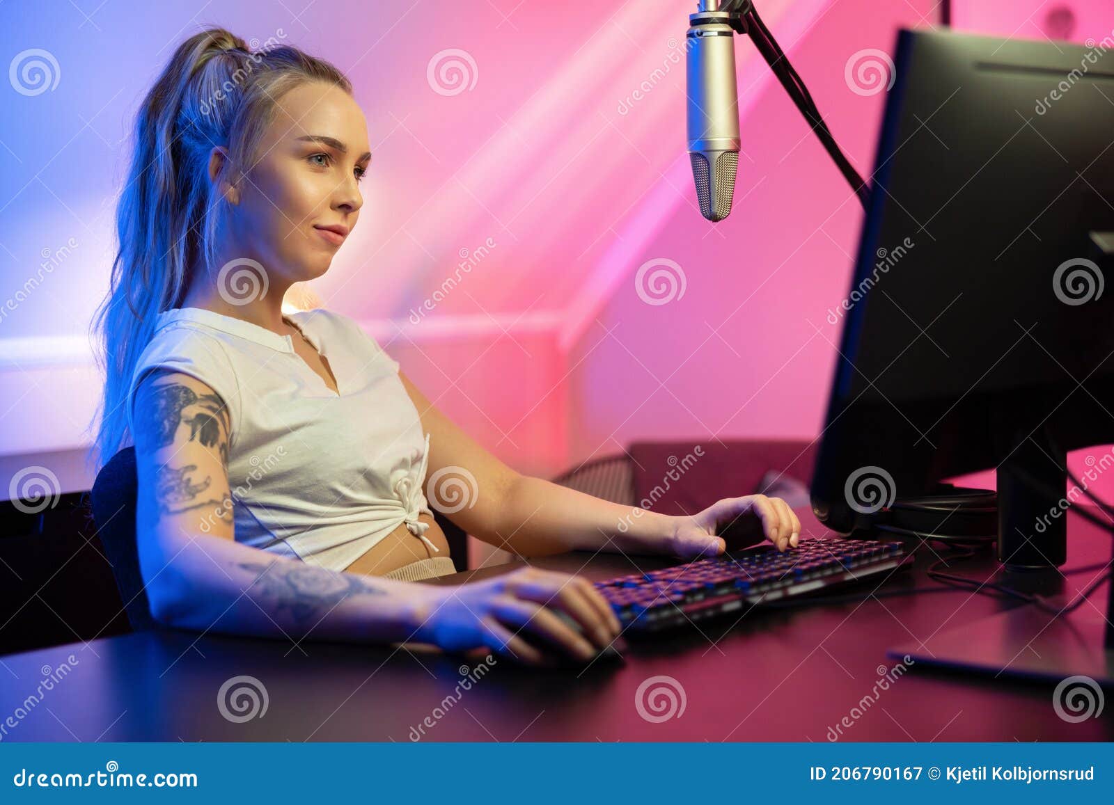 Menina jogador jogando jogos online
