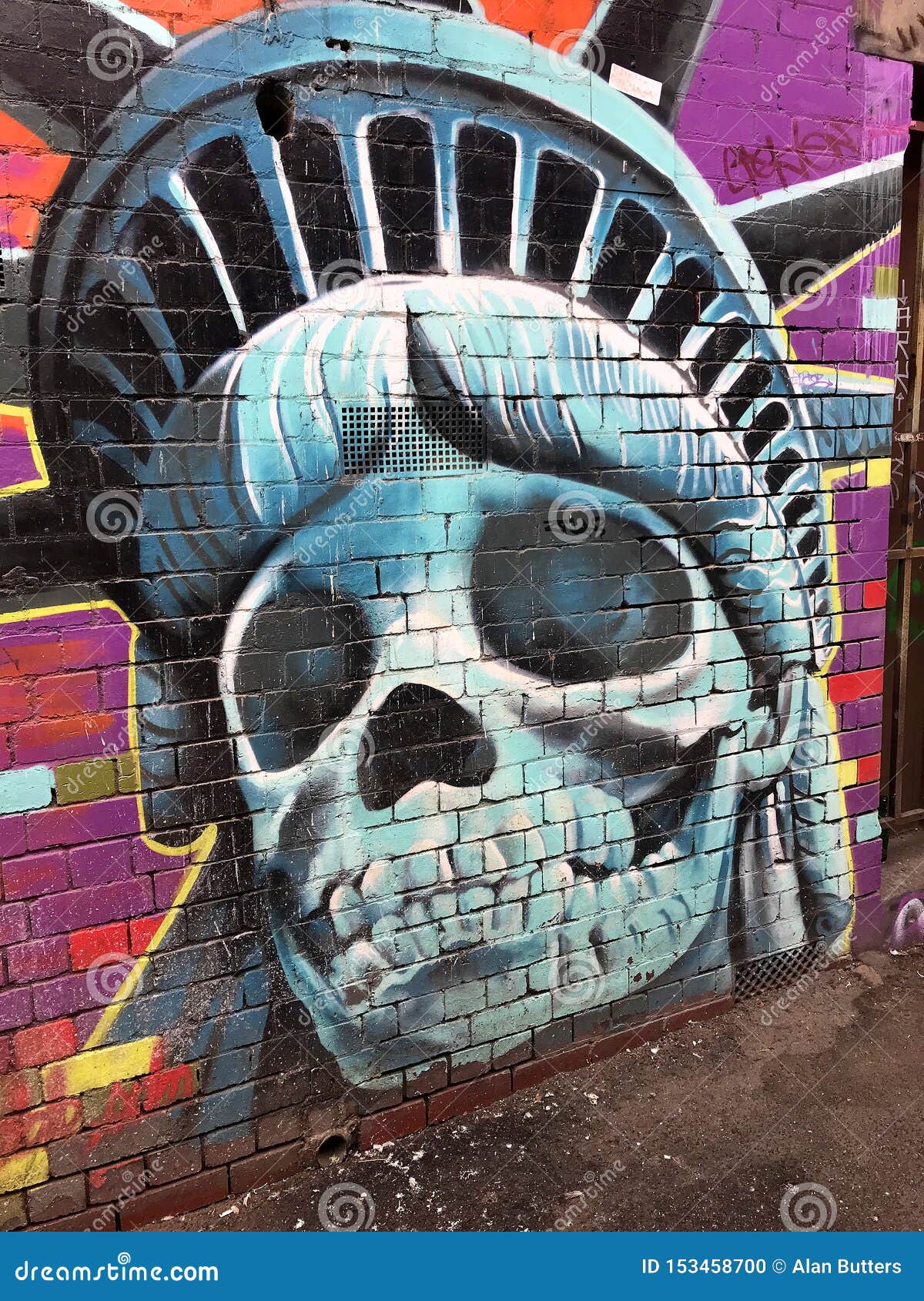 Street Art Skull Statue Of Liberty Editorial Image - Image of bulldogs