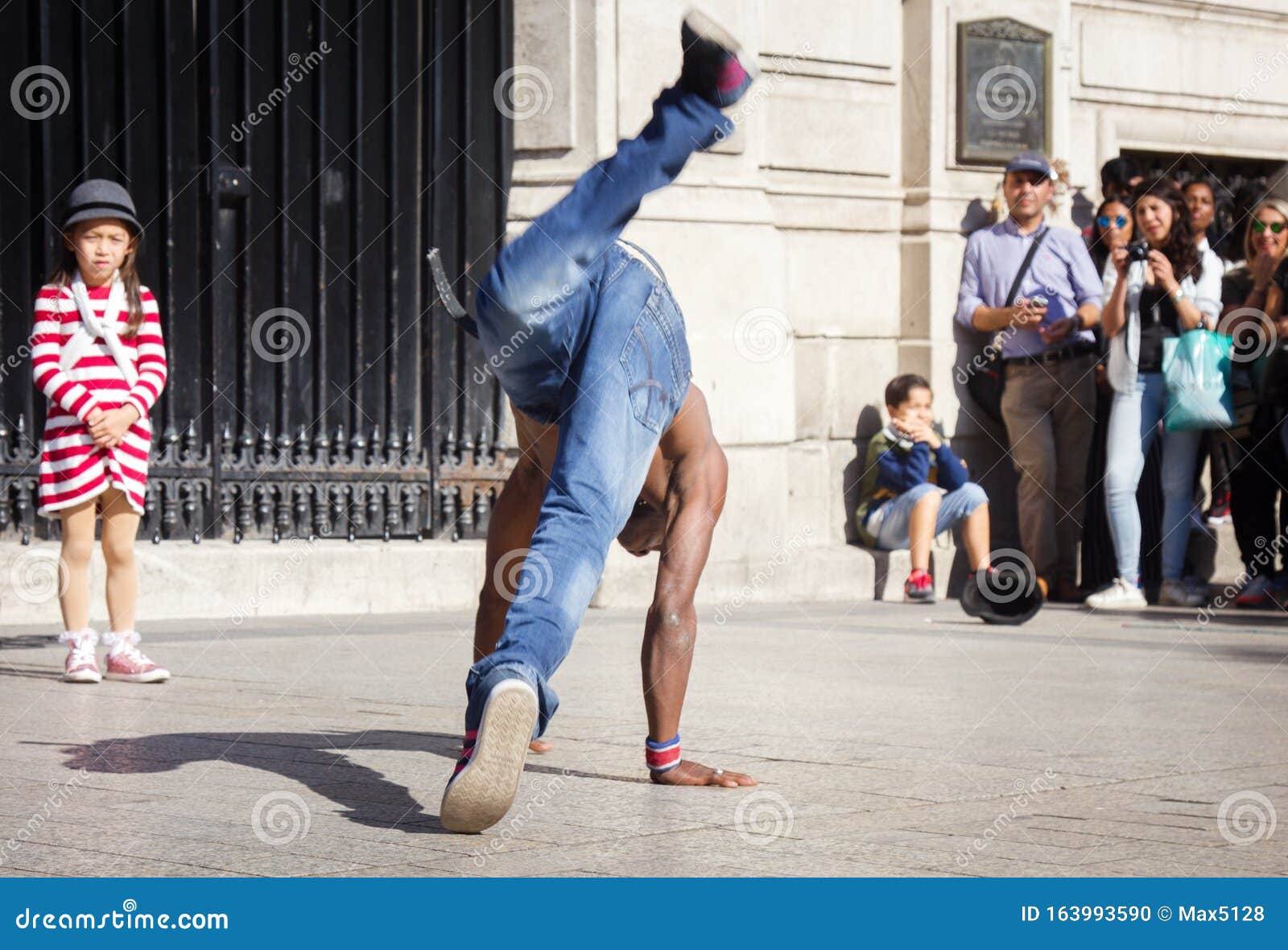 Street break dance show editorial image. Image of competition - 163993590