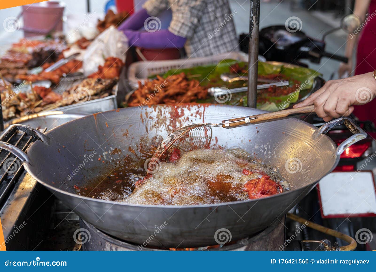 https://thumbs.dreamstime.com/z/street-food-thailand-deep-fried-chicken-using-large-frying-pan-boiling-oil-carts-travel-local-flavor-176421560.jpg
