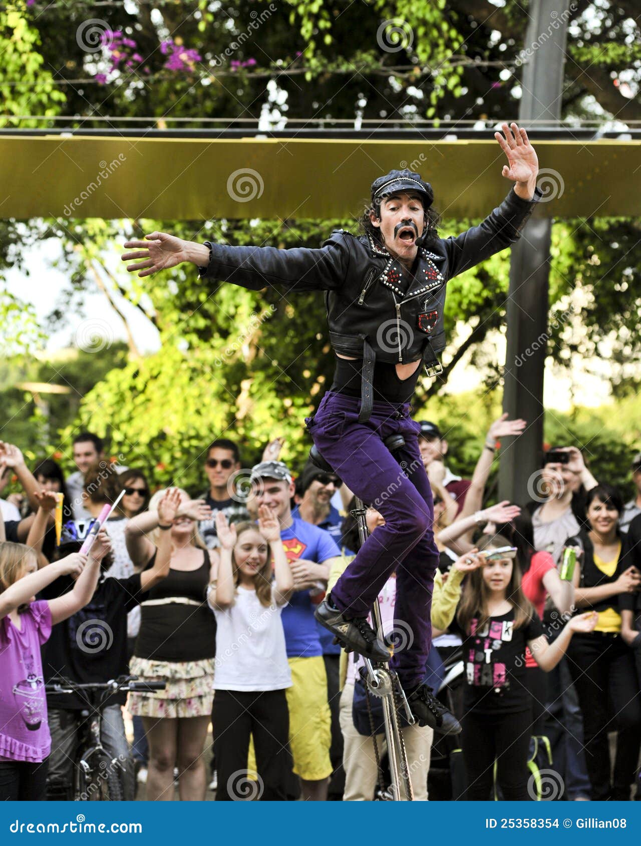 Street performer editorial stock image. Image of amuse 25358354