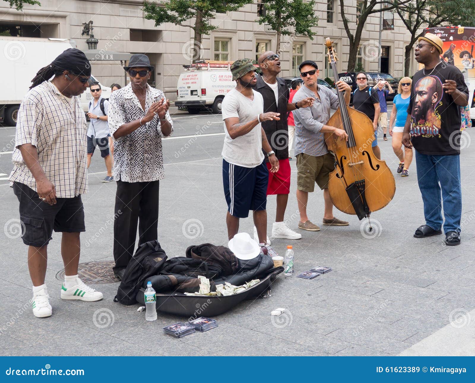 Street Performers Singing and Playing Music in New York Editorial Stock