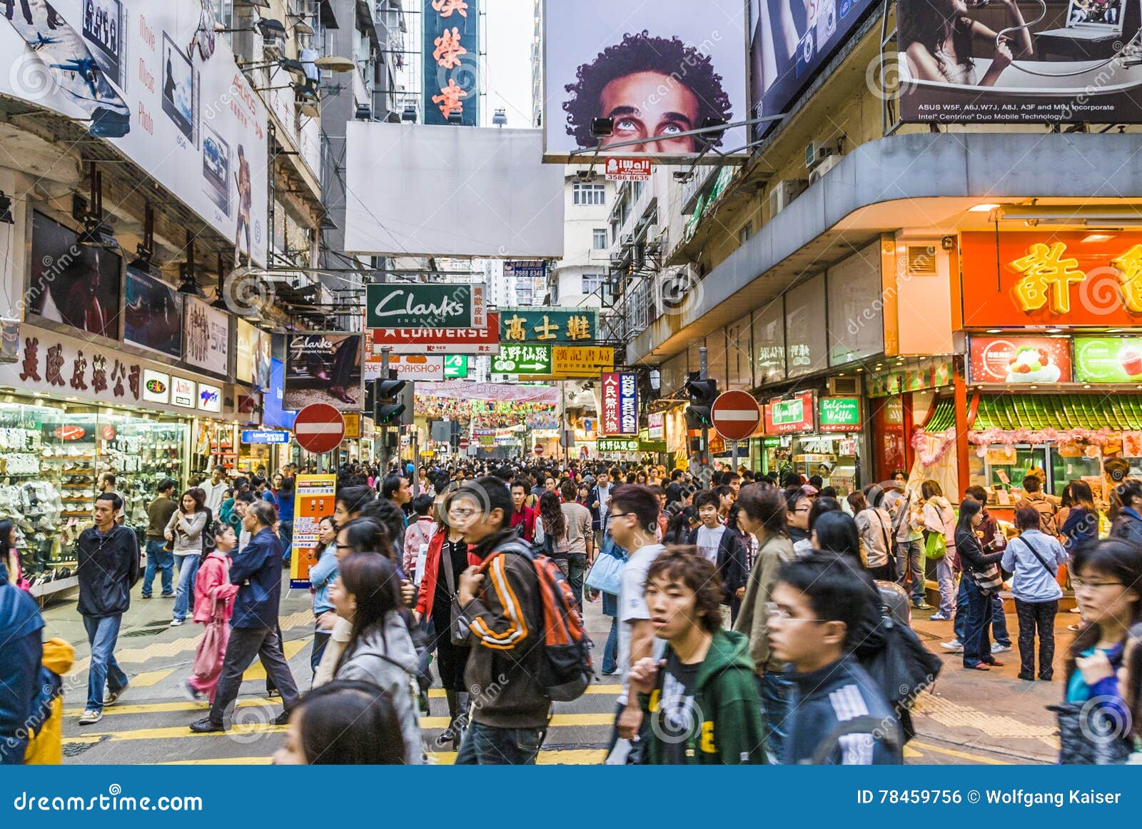 Street Scene In Hong Kong At Night Editorial Photo - Image of adverts, asia: 78459756