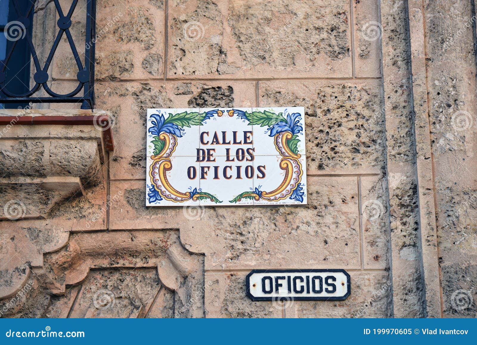 the street sign of calle de los oficios