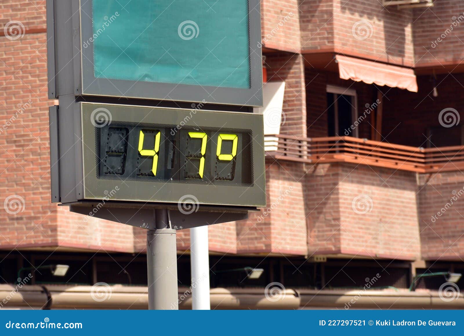 street thermometer marking 47 degrees