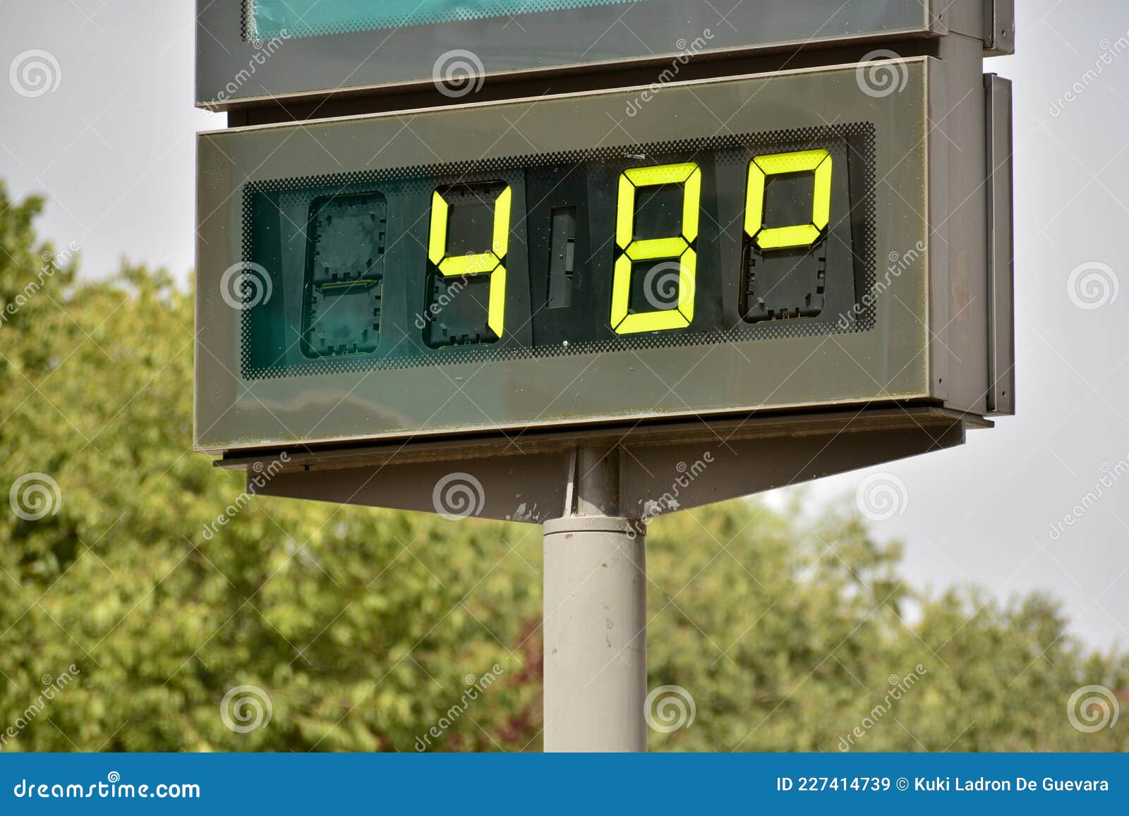 street thermometer marking 48 degrees