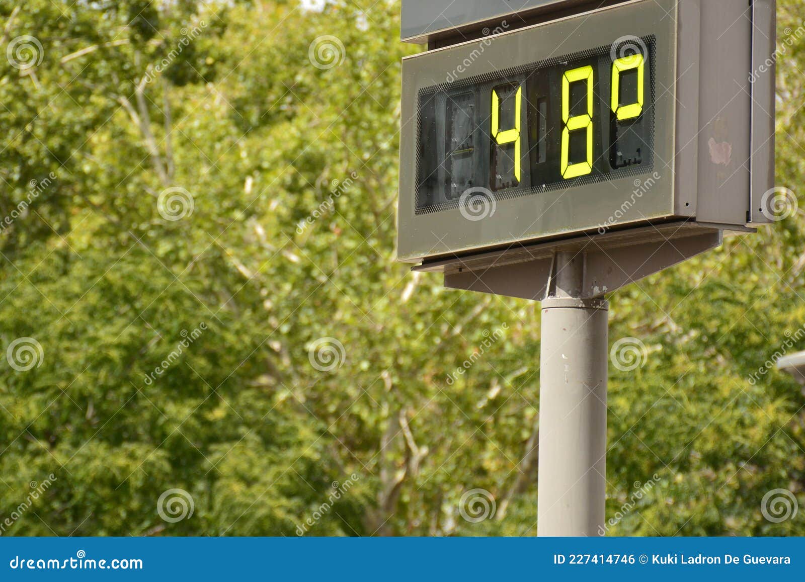 street thermometer marking 48 degrees