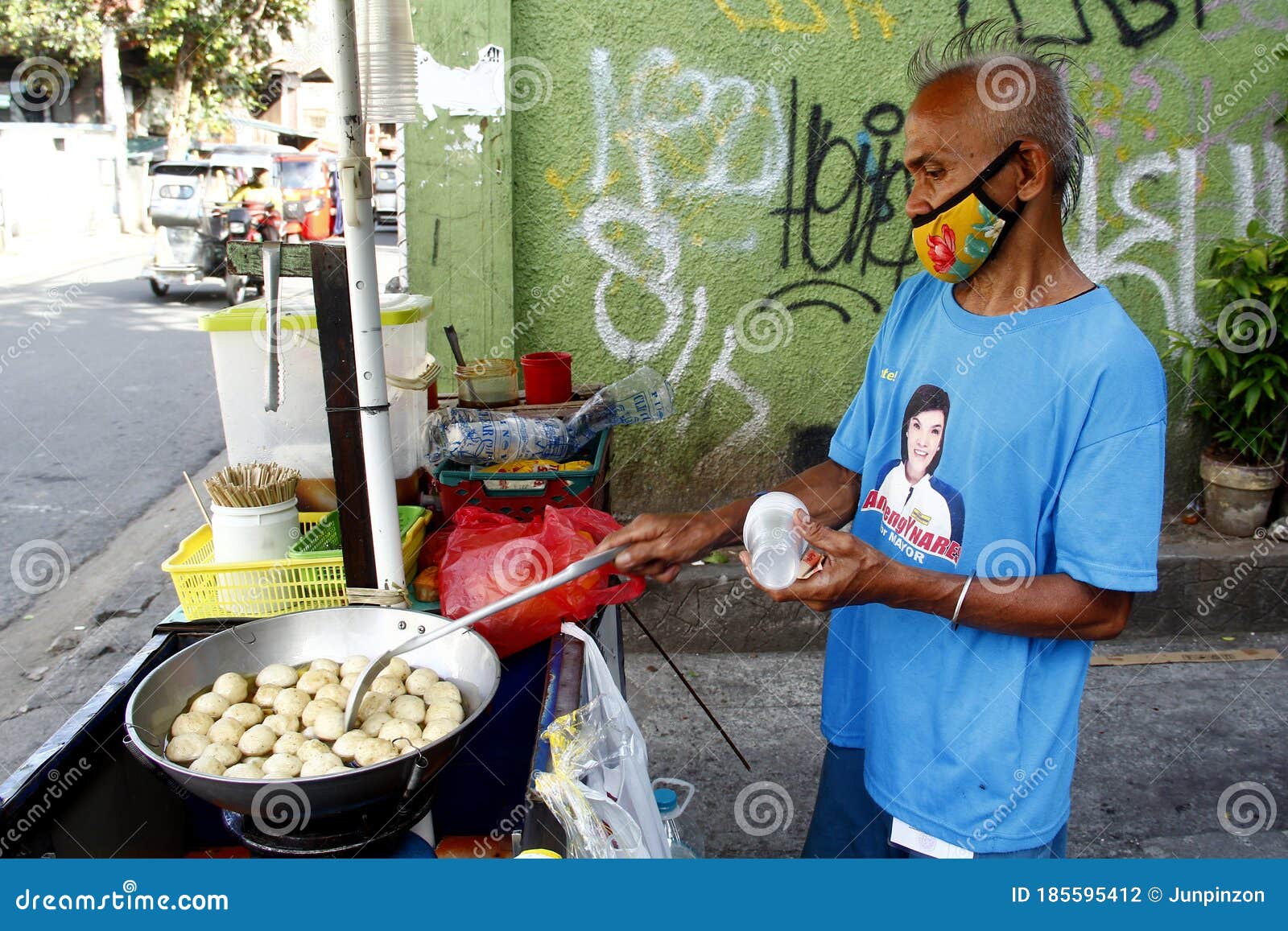 Street Vendor Cooks and Sell Fish Balls in His Food Cart Along a Sidewalk  Editorial Photography - Image of profession, fish: 185595412