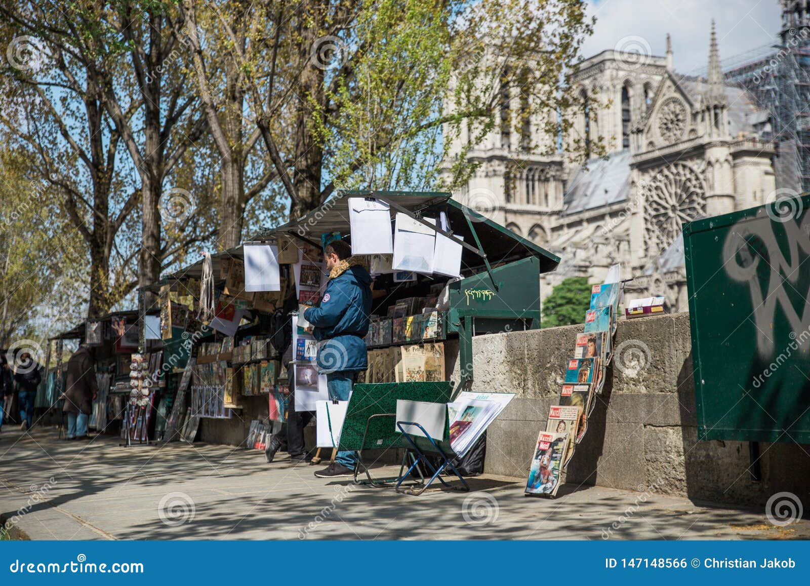 Hysterisch wetenschapper verband Street Vendors in Front of the Notre Dame Cathedral in Paris, France  Editorial Photo - Image of shopping, historic: 147148566