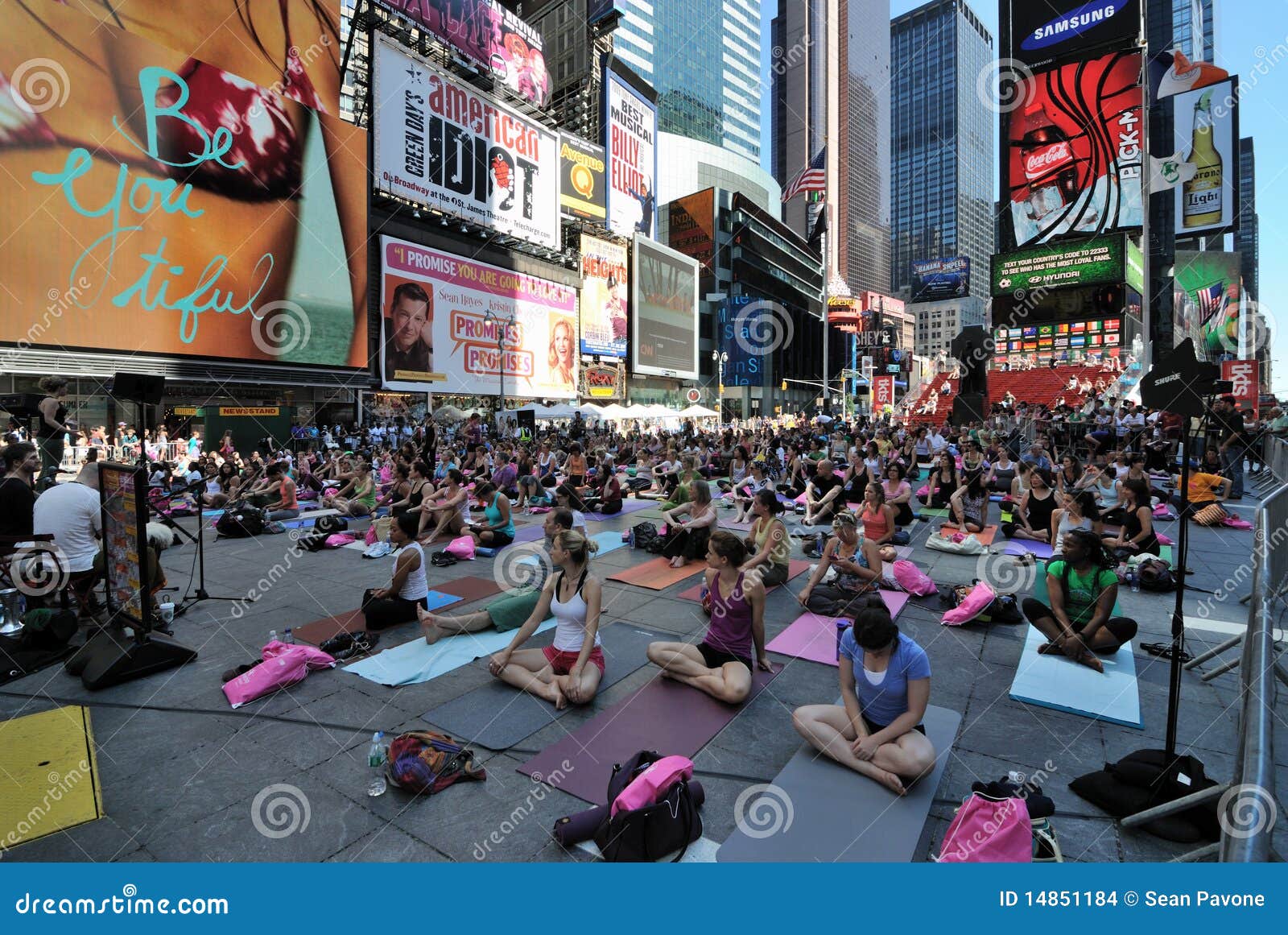 Street Yoga editorial stock image. Image of public, skyscrapers 14851184