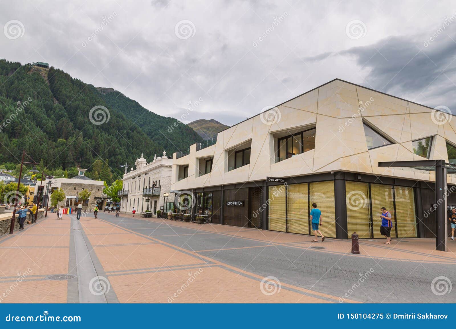 Streets of Queenstown Downtown, Extreme Capital of New Zealand Editorial  Image - Image of centre, december: 150104275