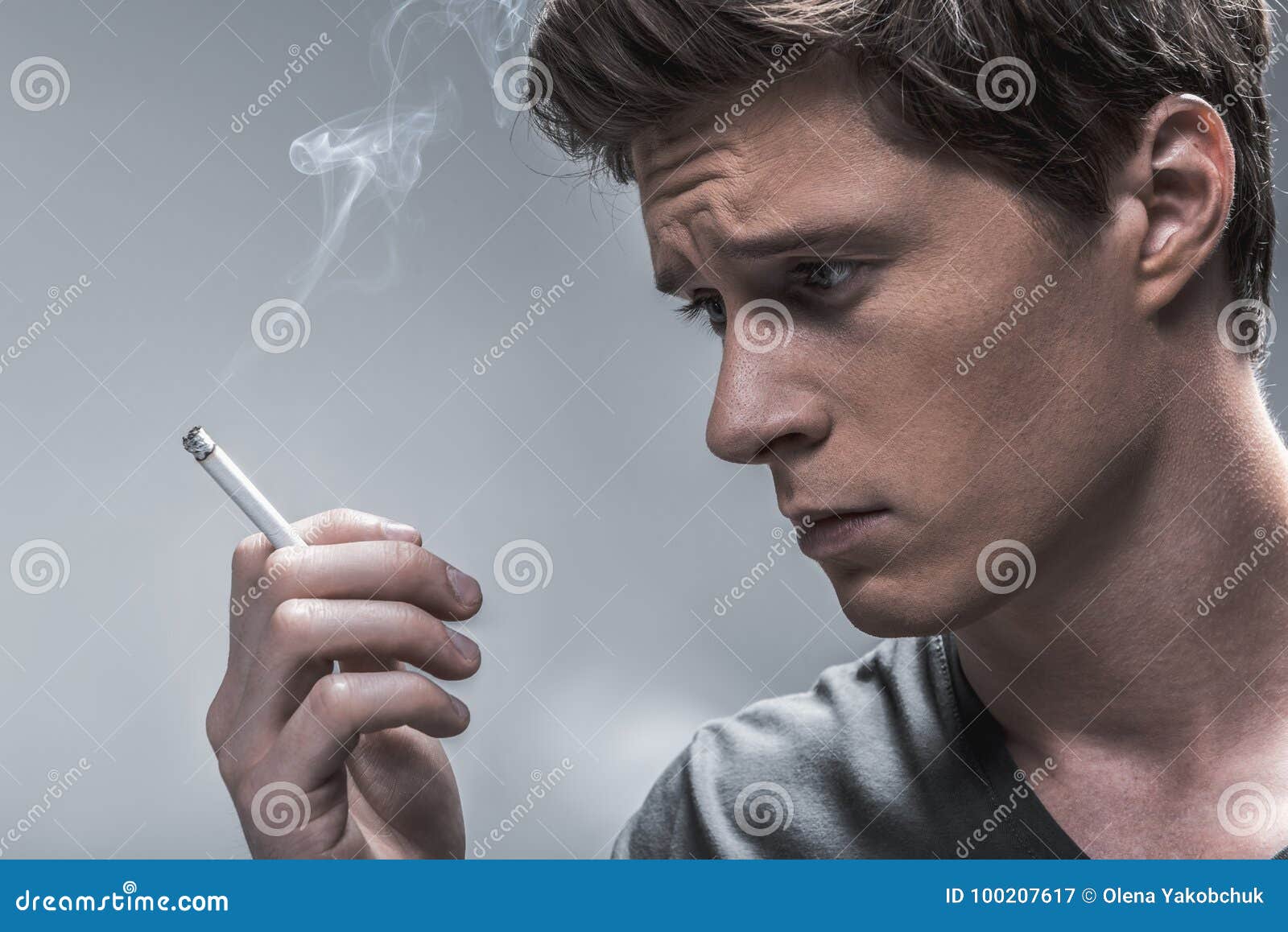 Почему мужчины курят. Парень курит сигарету. Курение молодых людей. Напряженный человек с сигаретой. Горящая сигарета.