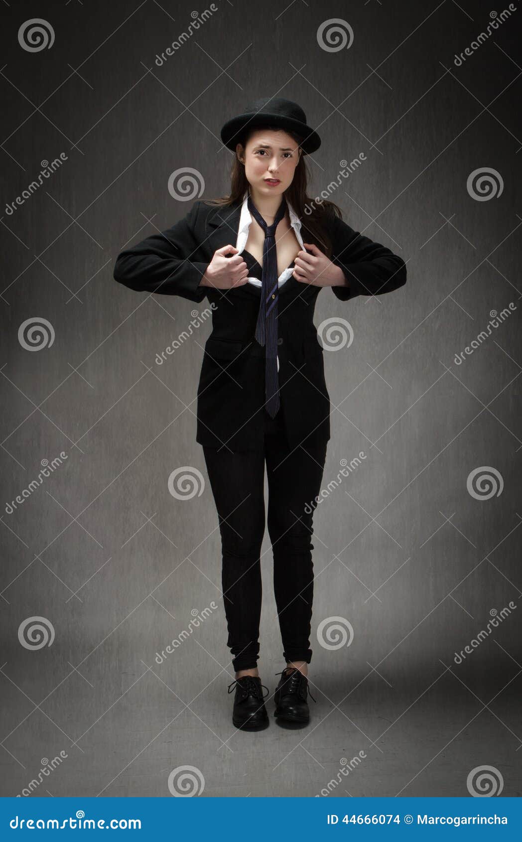 Striscia Della Donna Di Affari Con Il Vestito Da Inglese Fotografia Stock Immagine Di Fascino Ritratto