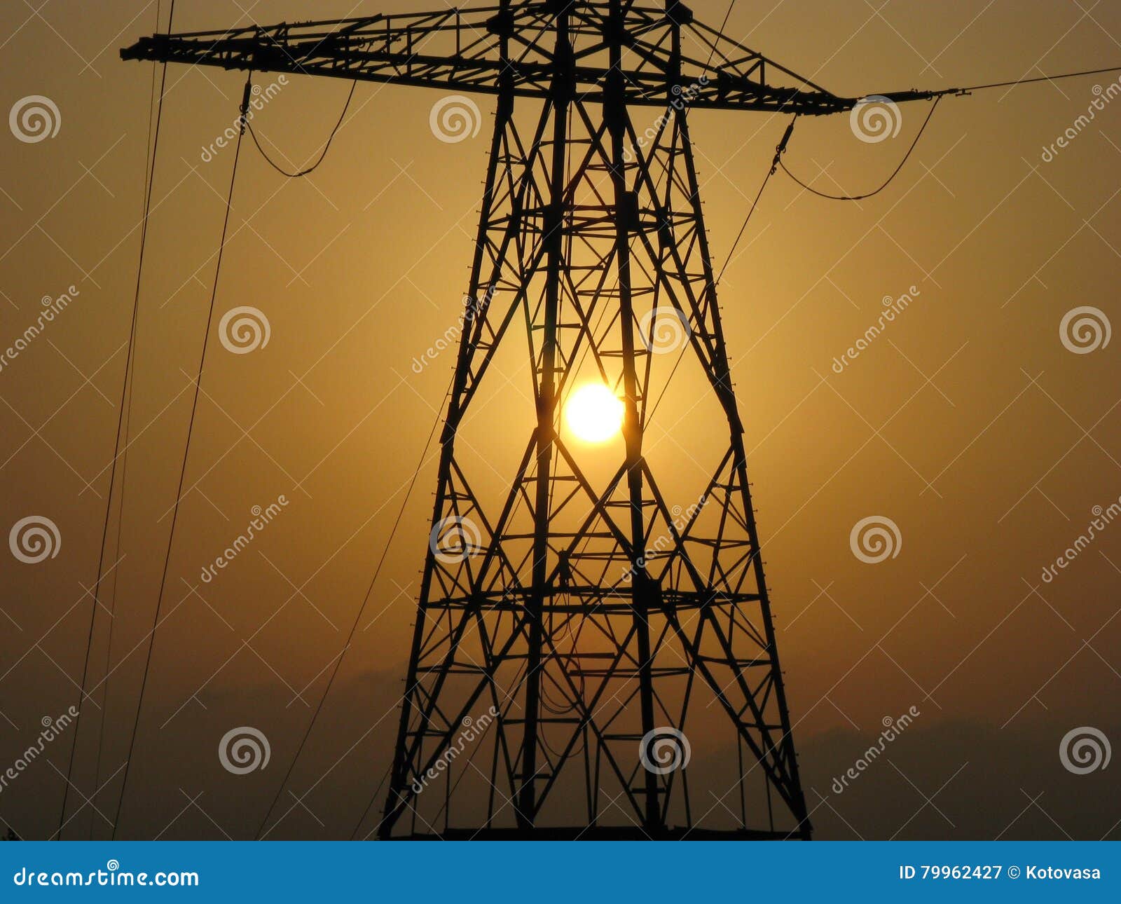 Stromhochspannungsturm. Freileitungsmast am Sonnenuntergang/am Abend