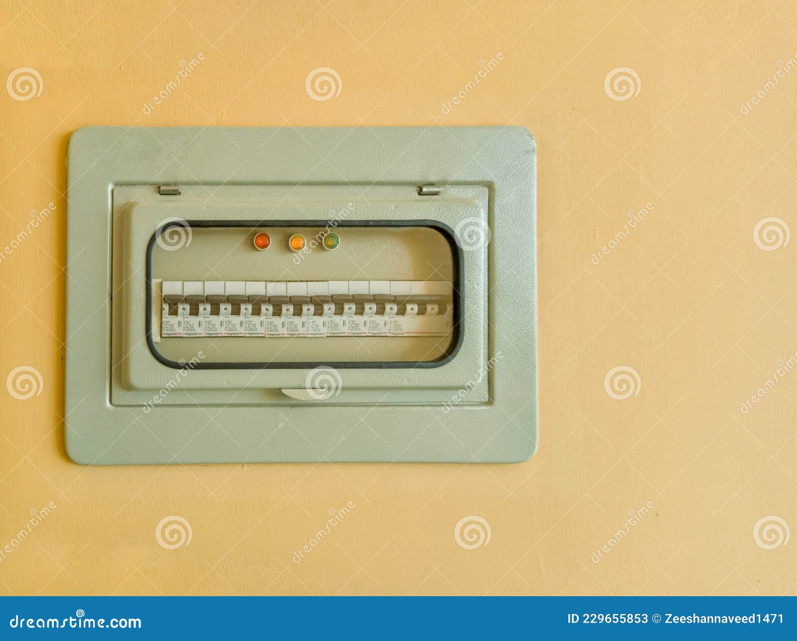 Stromschalter Auf Einem Wanduntergrund Mit Abdeckung . Innenleuchten.  Stockbild - Bild von elektronik, vorstand: 229655853