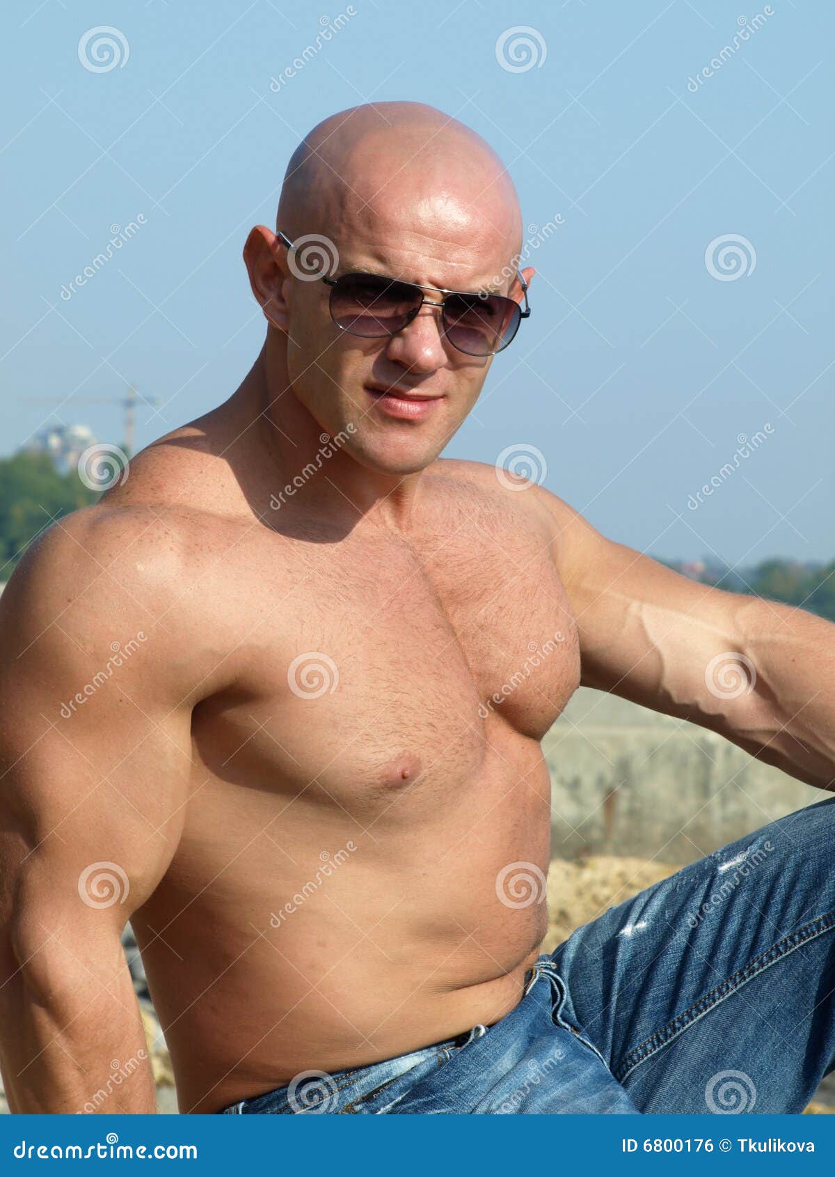 strong-muscular-man-6800176.jpg