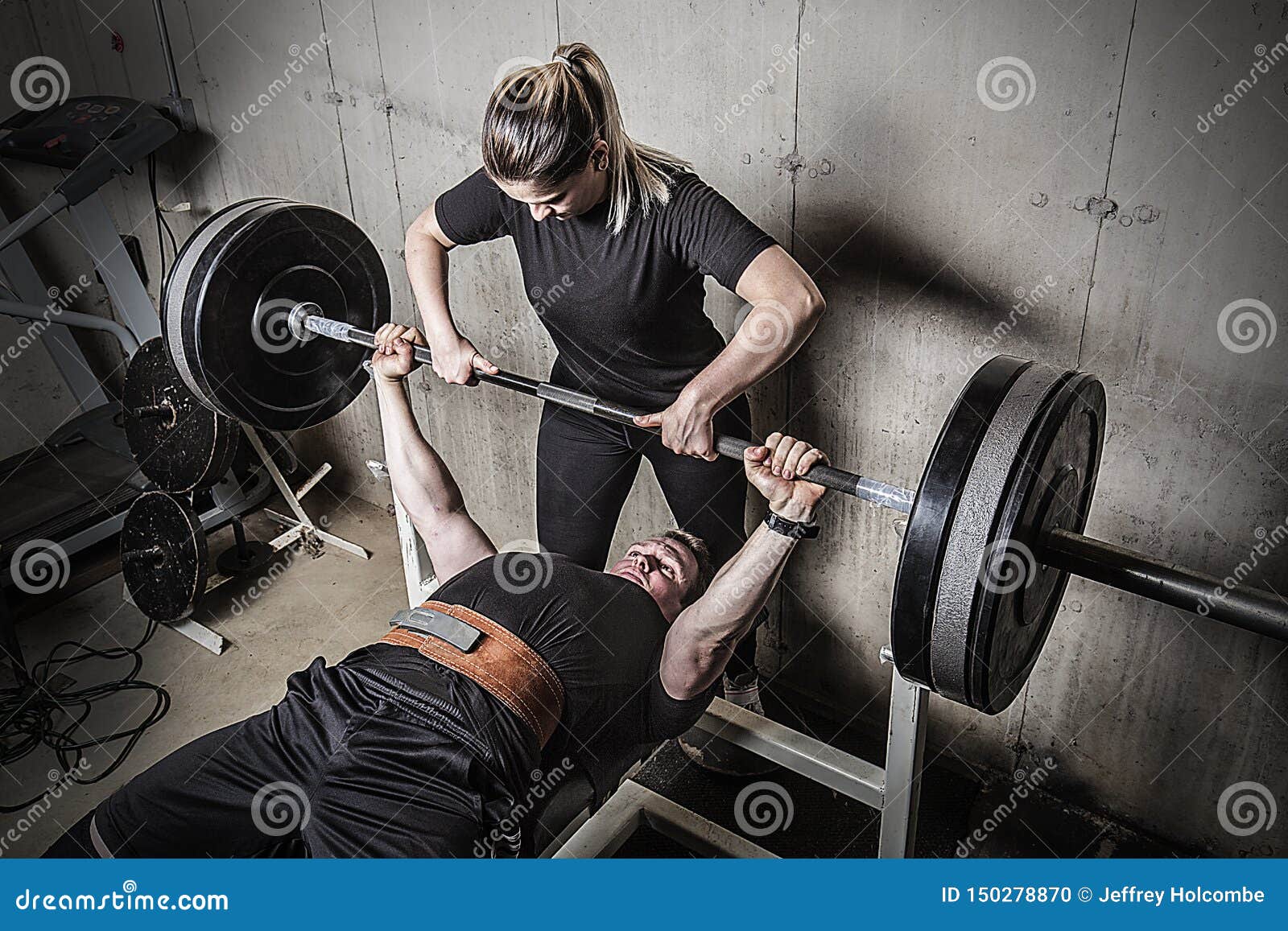 Oh veteraan Kardinaal Young Man and Woman Powerlifting in a Gritty Basement Gym Stock Photo -  Image of high, adults: 150278870