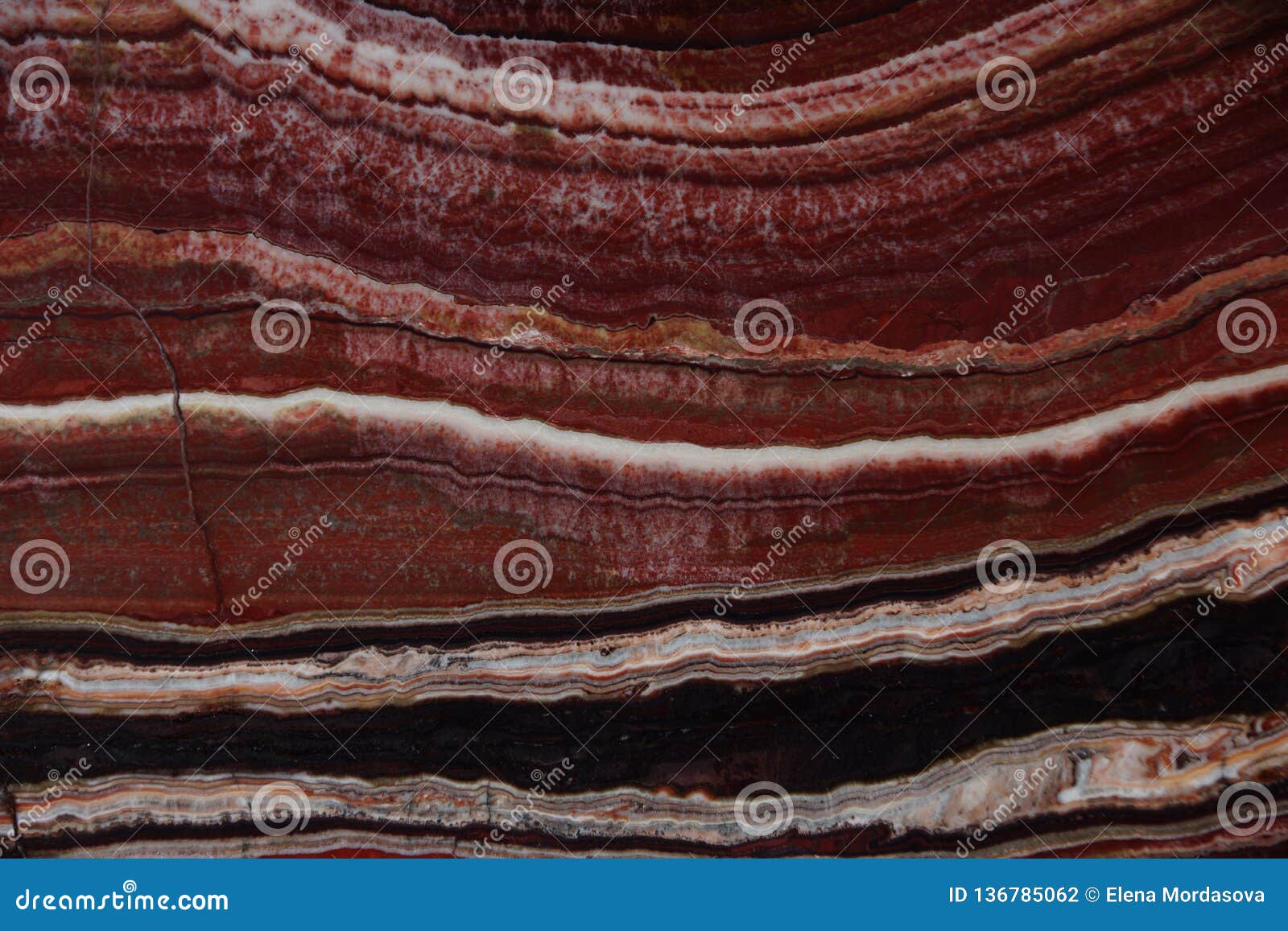 the structure of onyx, a bright red color with thin veins and waves, is called onice fantastico