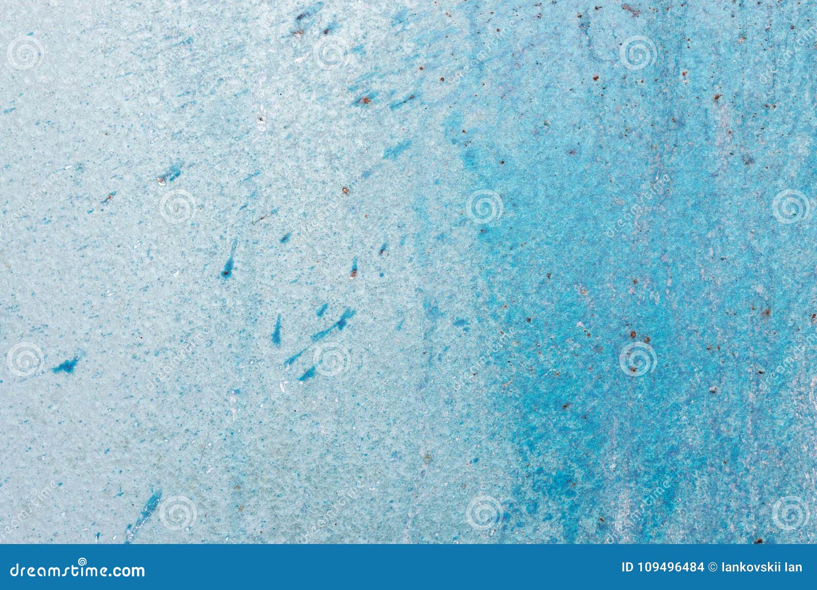 Strukturierte Metalloberfläche färbte unvorsichtig blaue Farbe und verblaßte in der Sonne im blassen Grau mit rostigen Flecken Eine alte Schmutzbeschaffenheit auf einer Metalloberfläche