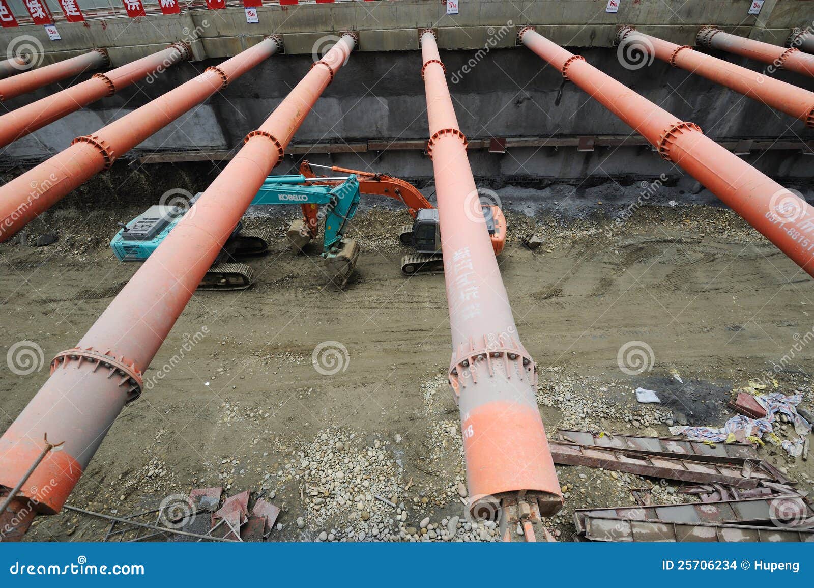 Struttura di sostegno d'acciaio nel cantiere della stazione di metro, Chengdu, Cina.