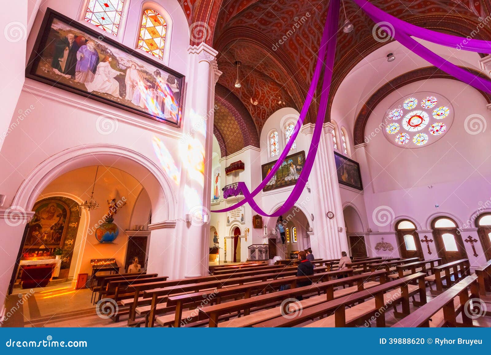 Sts. Église catholique romaine de Simeon et d'Elena. MINSK - 5 AVRIL : Intérieur de l'église catholique romaine biélorusse des saints Simon et Hélène (église rouge) sur la place de l'indépendance le 5 avril 2014 à Minsk, Belarus.