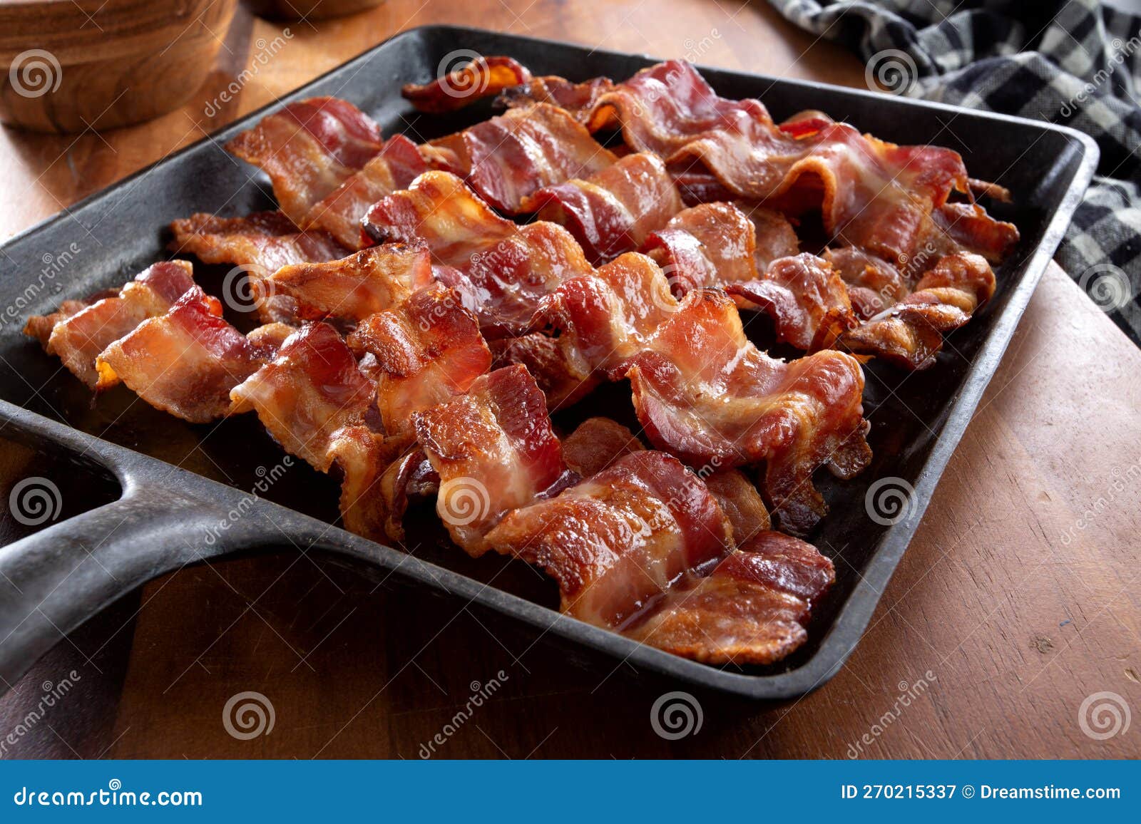 https://thumbs.dreamstime.com/z/sttrips-crispy-wavy-bacon-fried-square-cast-iron-skillet-morning-breakfast-add-to-meal-brown-wood-cutting-270215337.jpg