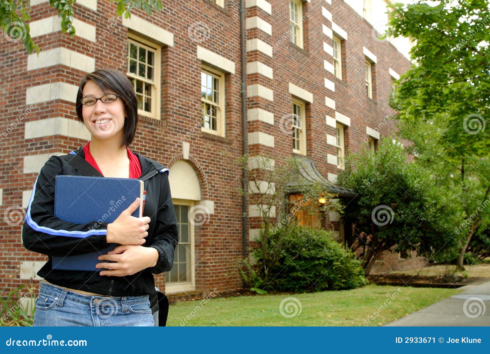 Weiblicher Student mit einem Hochschulcampus im rückseitigen Boden.