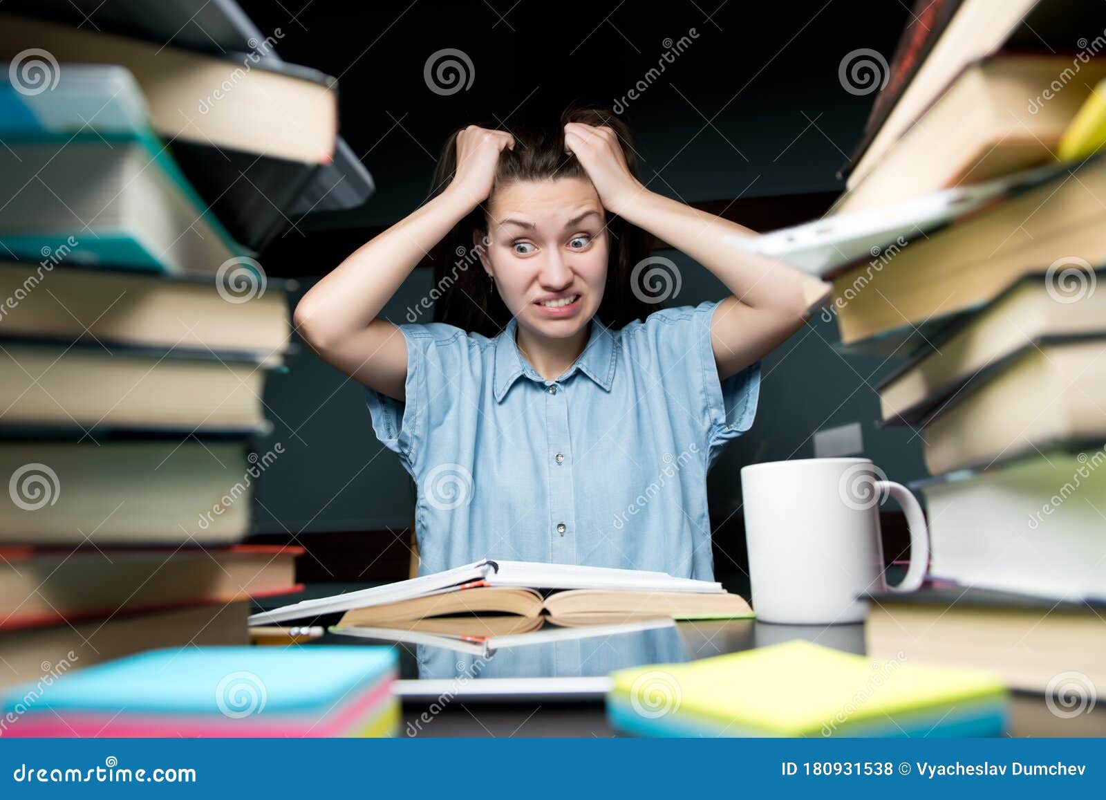 Student Mude Vom Studium Und Der Vorbereitung Fur Prufungen Sie Wutend Wird Flippt Aus Stockfoto Bild Von Staffelung Absolvent 180931538