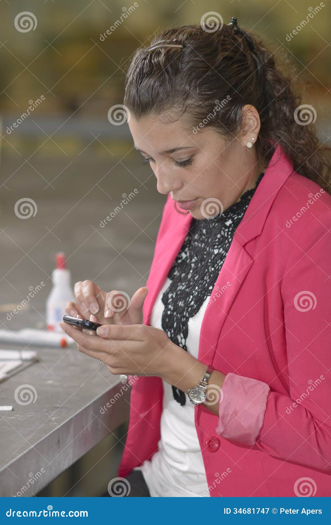 Studentessa che manda un sms nel laboratorio di progettazione