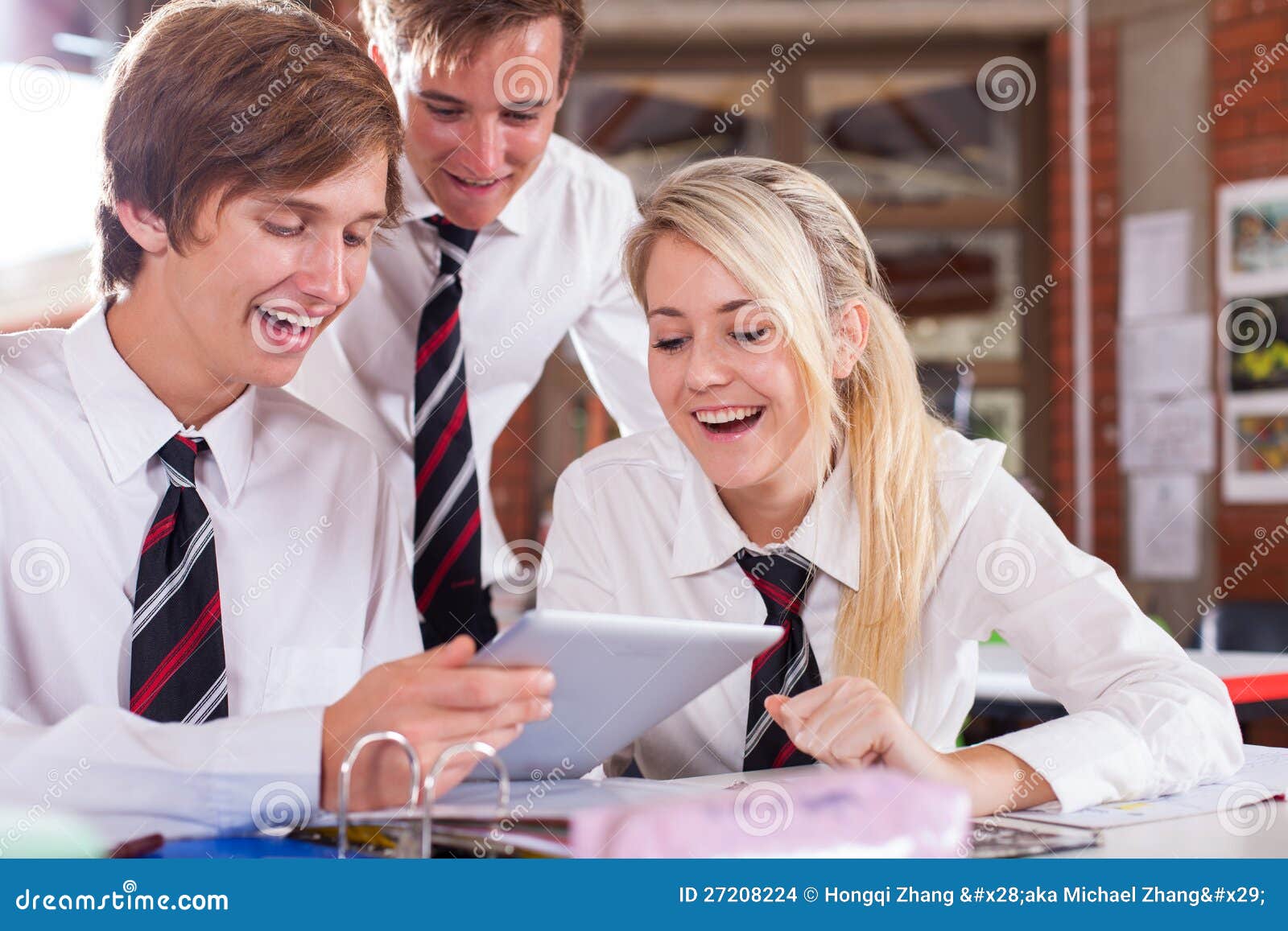 Studenten die tabletcomputer met behulp van. Groep middelbare schoolstudenten die tabletcomputer in klaslokaal met behulp van