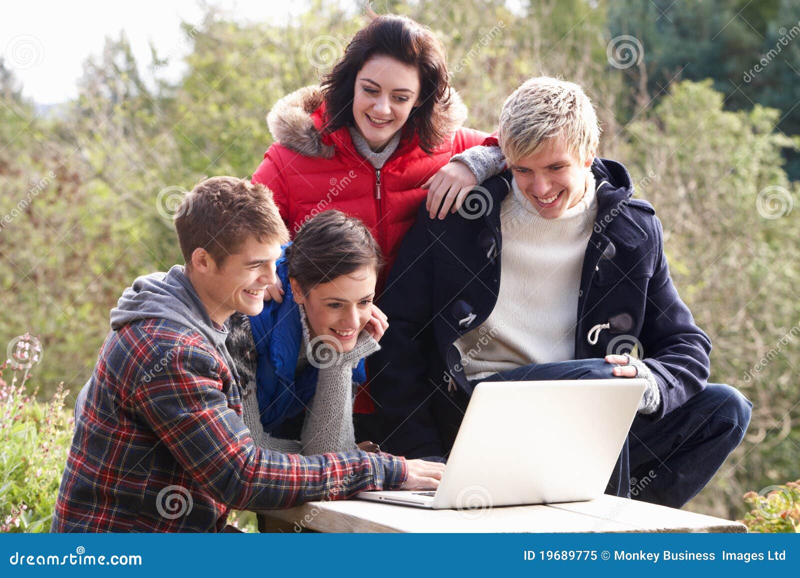 Studenten met laptop computer het lachen