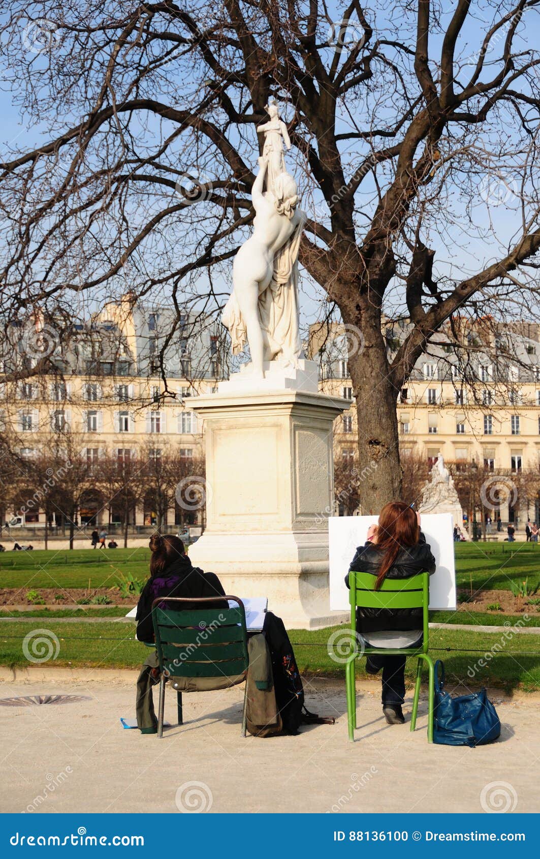 Studenti di arte nei giardini di Tuileries, Parigi. Studenti di arte che schizzano il ` Cassandra Seeking Protection della statua dal ` di Palles da Aime Millet nei giardini di Tuileries, Parigi