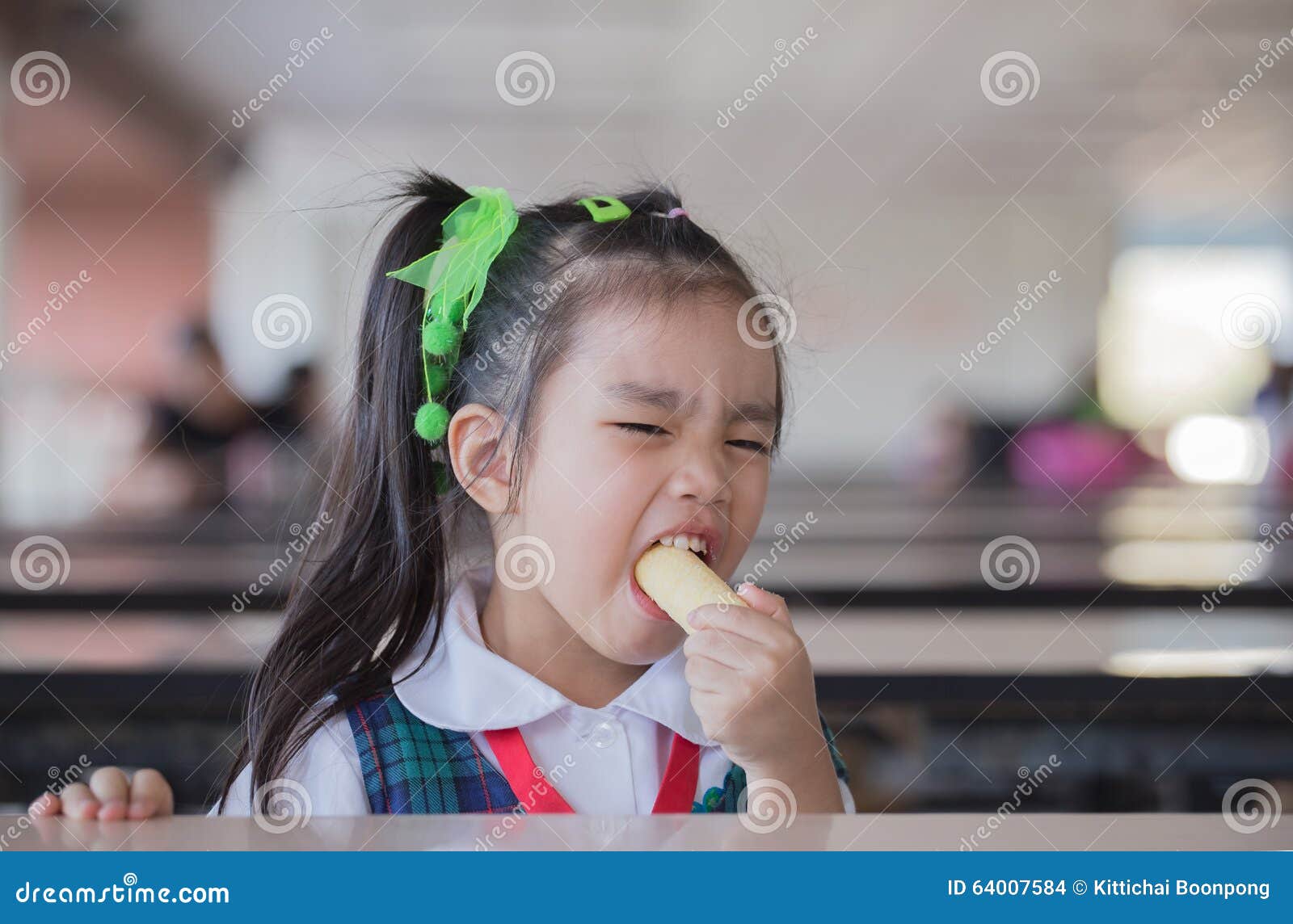 students eat snacks